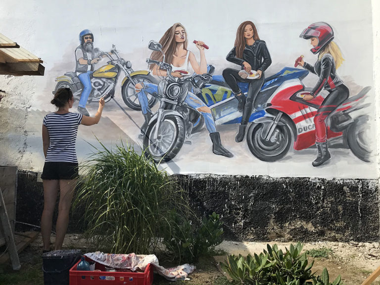 malba na zdi motorkáři