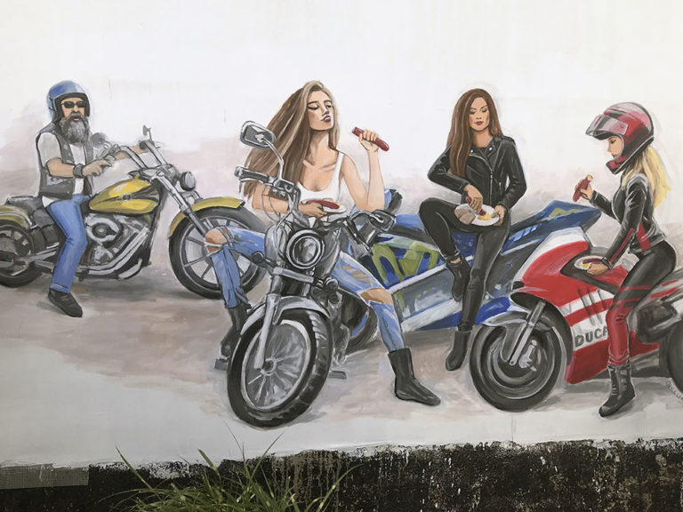 motorkářky - malba na fasádě