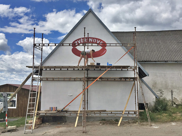malba loga na fasádě domu