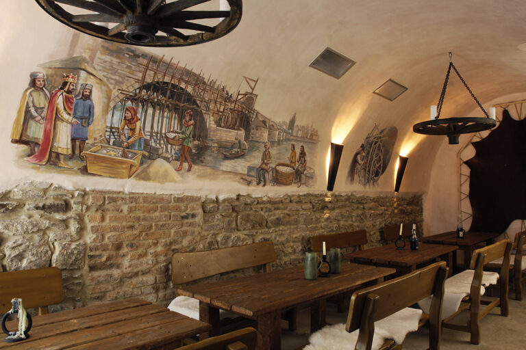 Středověká Praha - malby na zdi v restauraci