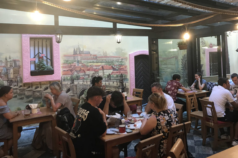 malba na zdi v restauraci, Praha