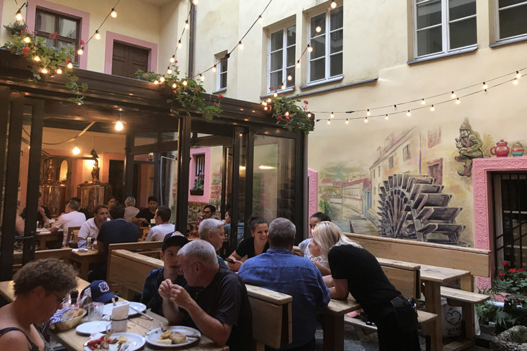 restaurace malba na zdi Praha