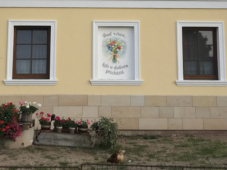nápis a kytice - malba na fasádě